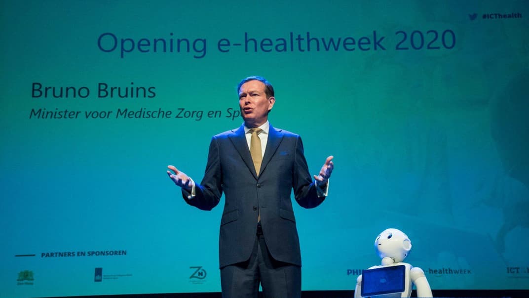 Министр здравоохранения Нидерландов, который отвечал за борьбу с коронавирусом в стране, подал в отставку из-за переутомления