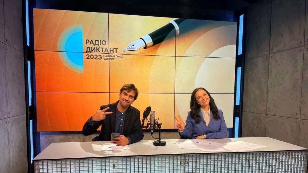 Актор Олексій Гнатковський, який зачитав радіодиктант, та ведуча Олена Зелінченко