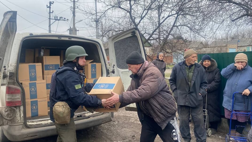 Волонтери привозять гуманітарну допомогу в Авдіївку і роздають місцевим