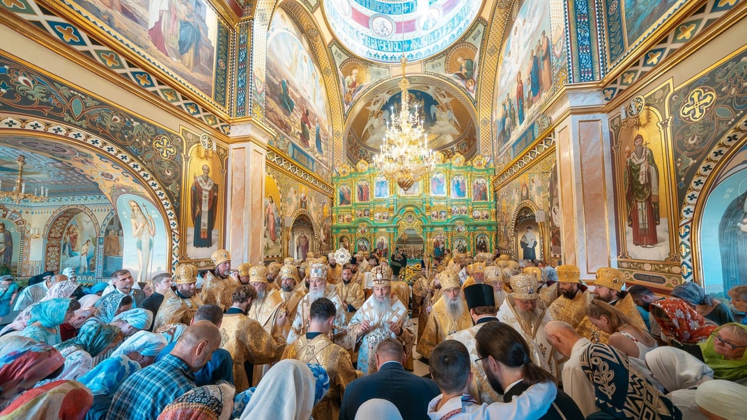 Иллюстративное фото. Предстоятель УПЦ МП митрополит Онуфрий на всенощном бдении в Киево-Печерской Лавре (нижний) накануне своей десятой годовщины интронизации, 16 августа 2024 года