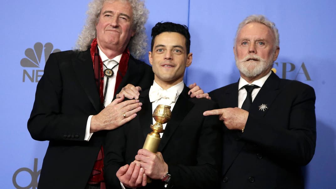 Роджер Тейлор (справа) і Брайан Мей (зліва) з гурту Queen позують з Рамі Малеком (посередині) в прес-залі під час 76-ї щорічної церемонії нагородження «Золотий глобус» у готелі Beverly Hilton, в Беверлі-Хіллз, Каліфорнія, США, 06 січня 2019 року