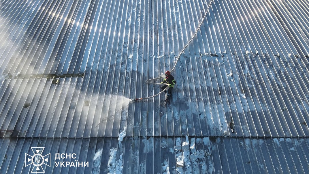 Спасатели работают на укрытии ЧАЭС, куда войска России попали дроном.