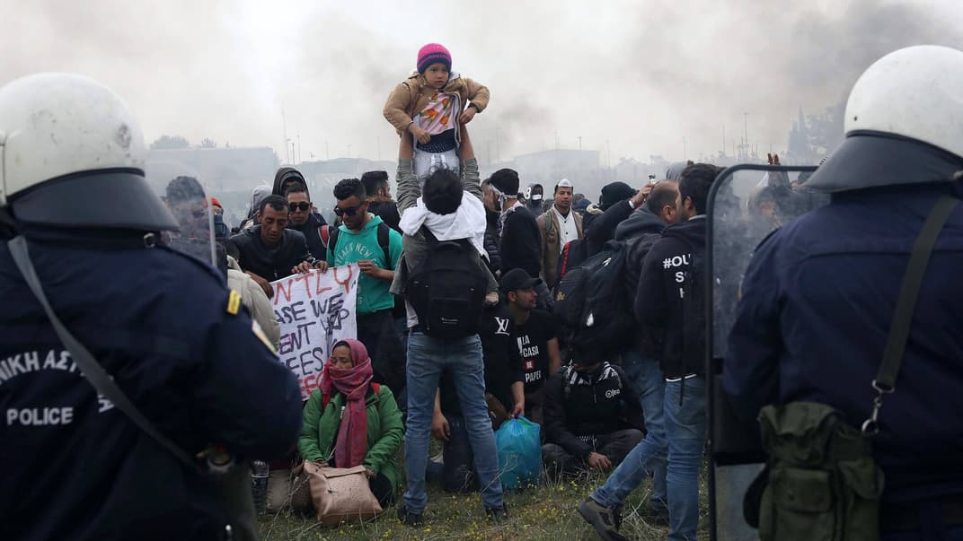 Біженці та мігранти протестують перед спецназом біля табору біженців у селі Діавата на півночі Греції, 6 квітня 2019 року