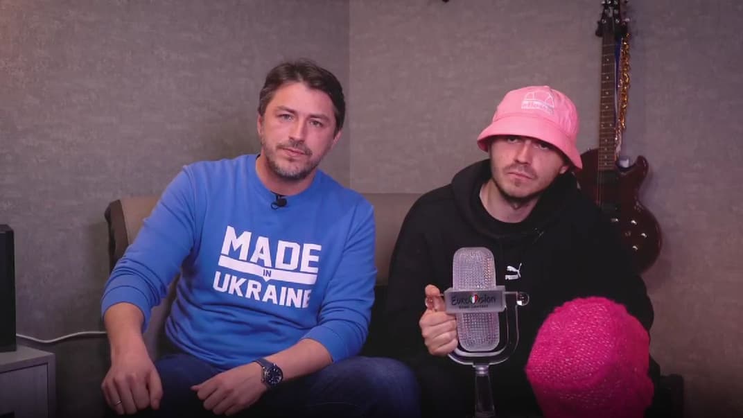 Олег Псюк и Сергей Притула объявляют о розыгрыше статуэтки с «Евровидения» и розовой панамки