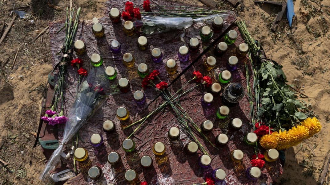 Мемориал из свечей и цветов, которые принесли местные жители, в селе Гроза под Харьковом, 6 октября 2023 года