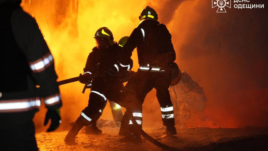 Спасатели работают на месте российской атаки в Одессе