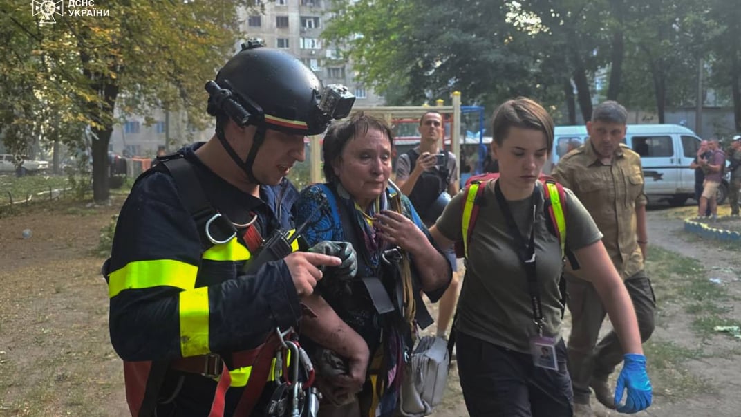 Рятувальники допомагають людям на місці російського обстрілу в Харкові