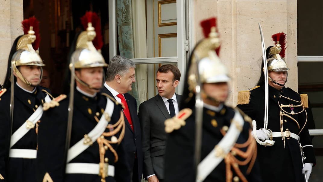 Президент Украины Петр Порошенко (слева) и президент Франции Эмманюэль Макрона во время встречи в Париже, Франция, 12 апреля 2019 года