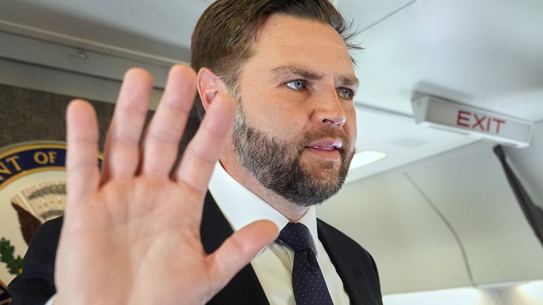 Віцепрезидент США Джей Ді Венс спілкується із журналістами на борту літака, 19 травня 2025 року