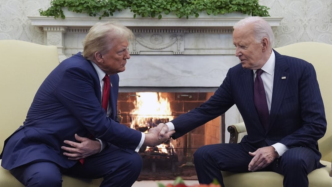 Действующий президент США Джо Байден с новоизбранным президентом Дональдом Трампом в Овальном кабинете Белого дома, 13 ноября 2024 года