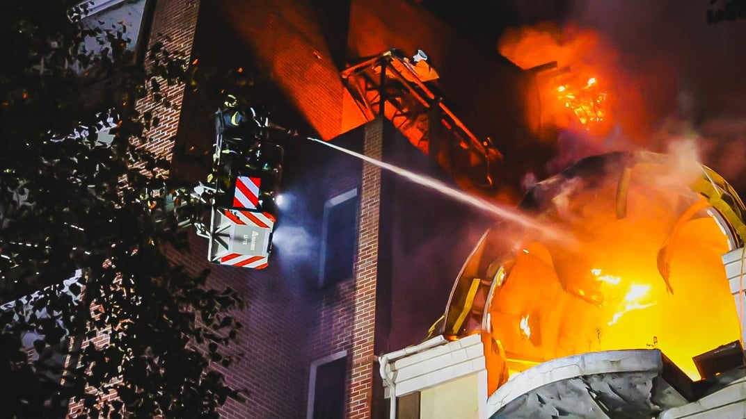 Спасатели ликвидируют пожар, который вспыхнул в результате российской атаки на Харьков в ночь на 20 июня