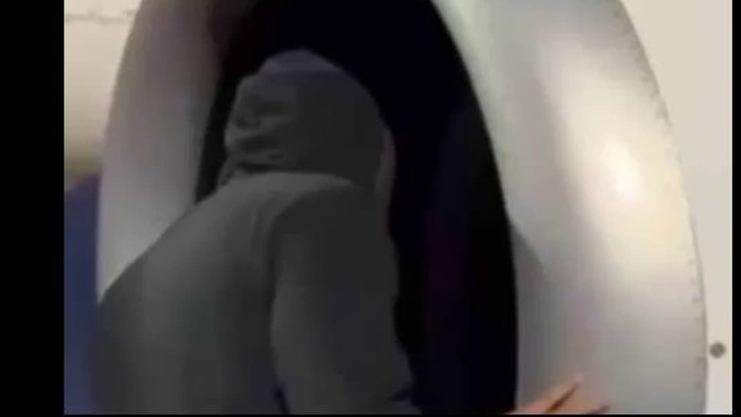 Учасник антисемітських заворушень у Махачкалі перевіряє турбіну літака, шукаючи євреїв в аеропорту