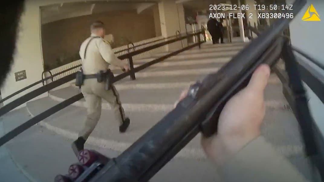 Полицейские вбегают в здание кампуса Университета Невады в Лас-Вегасе после сообщений о стрельбе, 6 декабря 2023 года