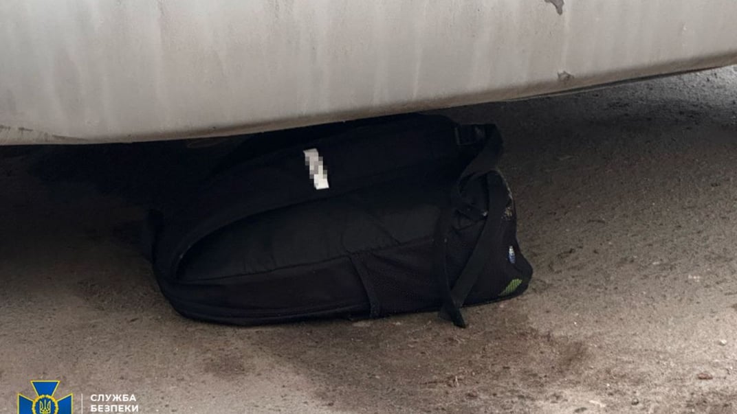 Рюкзак із вибухівкою, який 14-річна дівчина поклала під авто біля відділку поліції