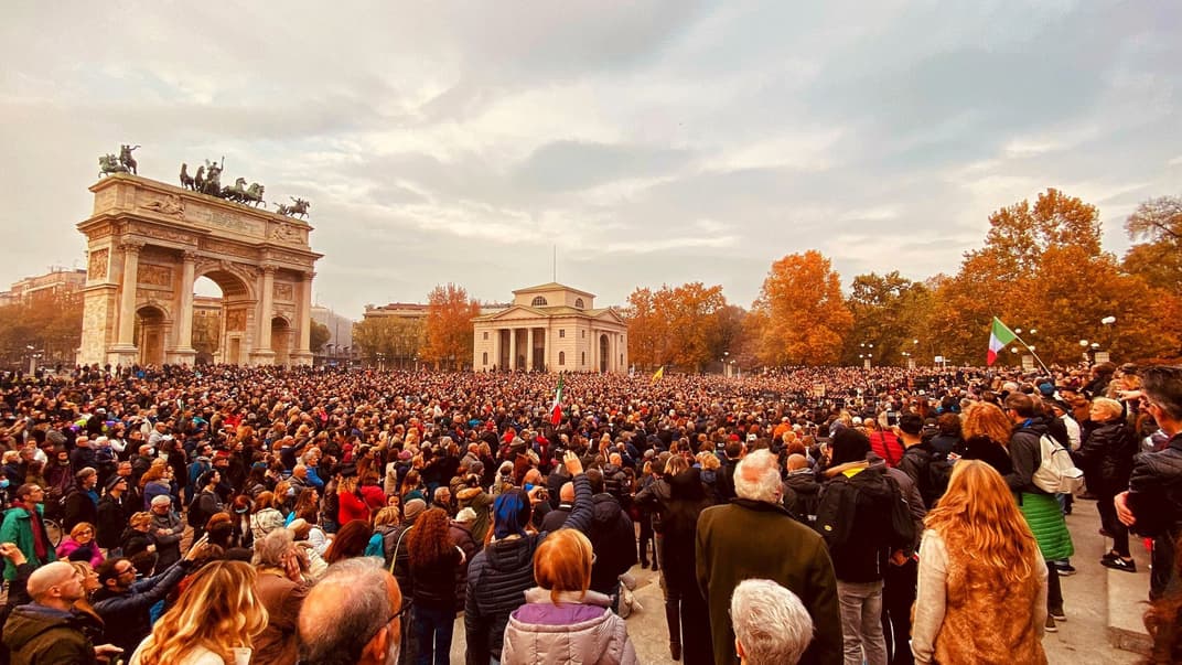 Протест против обязательных COVID-сертификатов в Милане, 13 ноября 2021 года