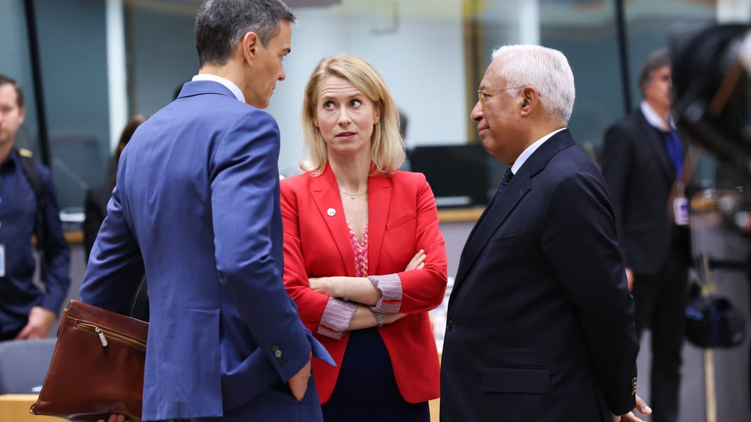 Прем'єр-міністр Іспанії Педро Санчес, глава європейської дипломатії Кая Каллас та глава Європейської ради Антоніу Кошта, 23 жовтня 2025 року