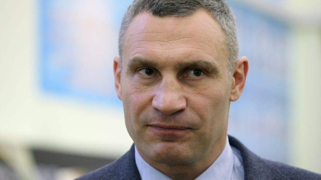 Міський голова Києва Віталій Кличко під час церемонії прощання з колишнім мером столиці, депутатом Київради Олександром Омельченком, в Києві, 29 листопада 2021 року