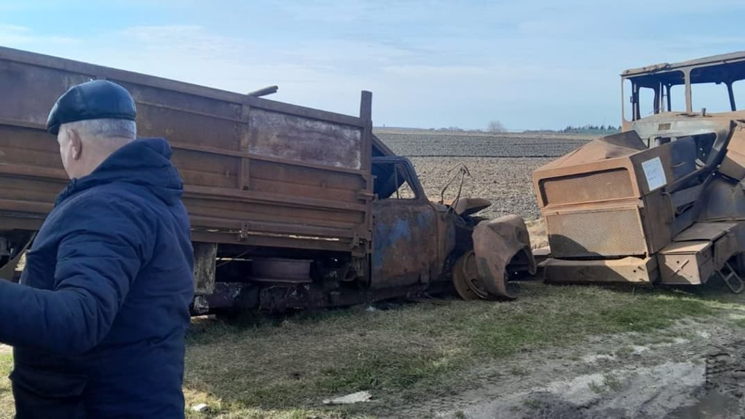 Українські фермери привезли сільськогосподарську техніку, пошкоджену військами рф, до пункту пропуску «Краківець — Корчова» на кордоні з Польщею