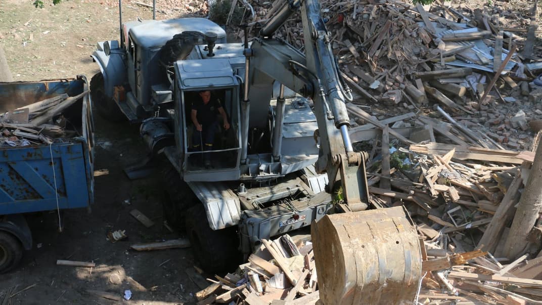 Рятувальники розбирають завали гуртожитку в Харкові, по якому 17 серпня росія вдарила ракетами