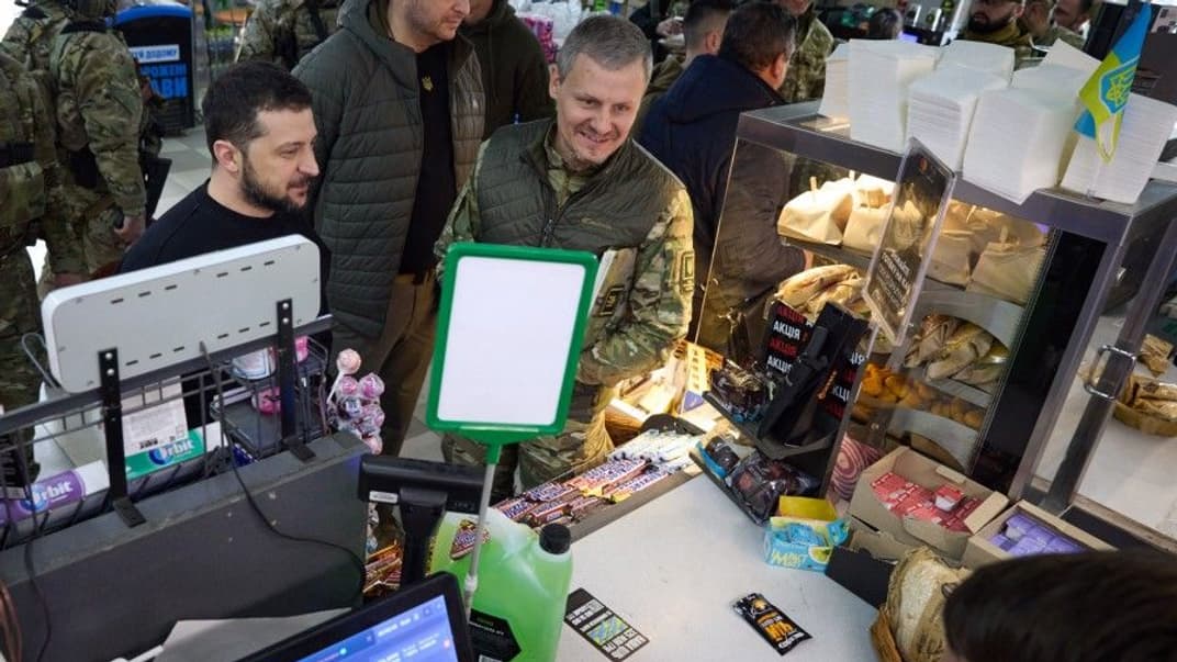 Президент Володимир Зеленський спілкується з працівником АЗС у Донецькій області, 22 березня 2022 року