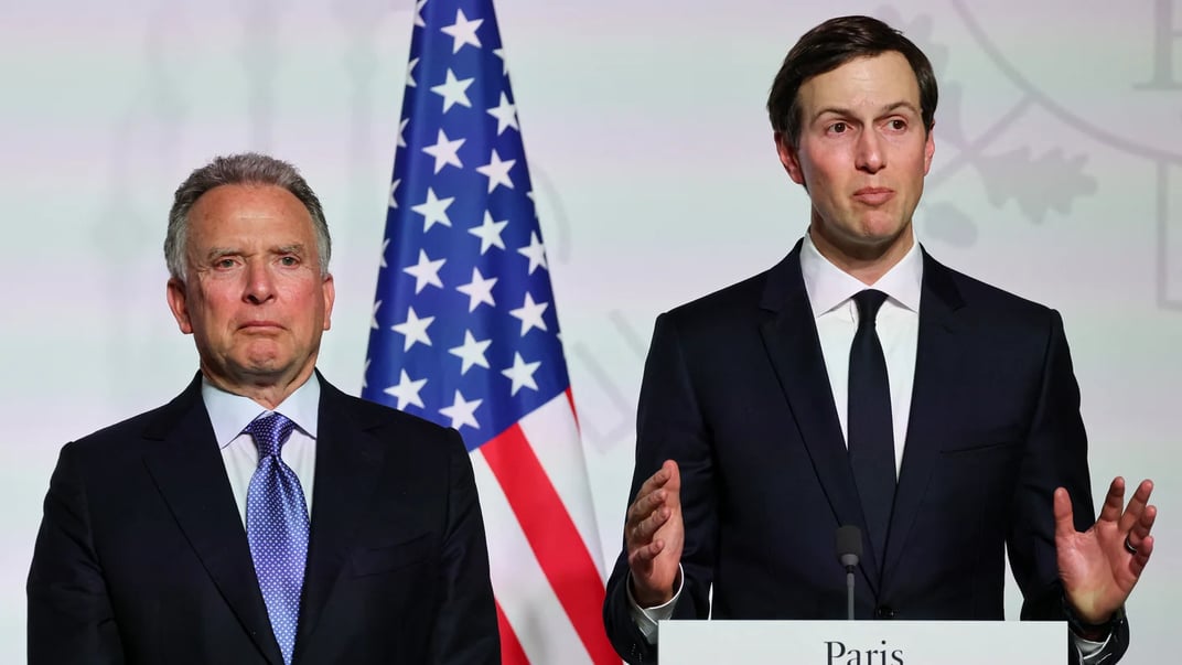 Спецпосланець президента США Стів Віткофф (ліворуч) та зять Дональда Трампа Джаред Кушнер
