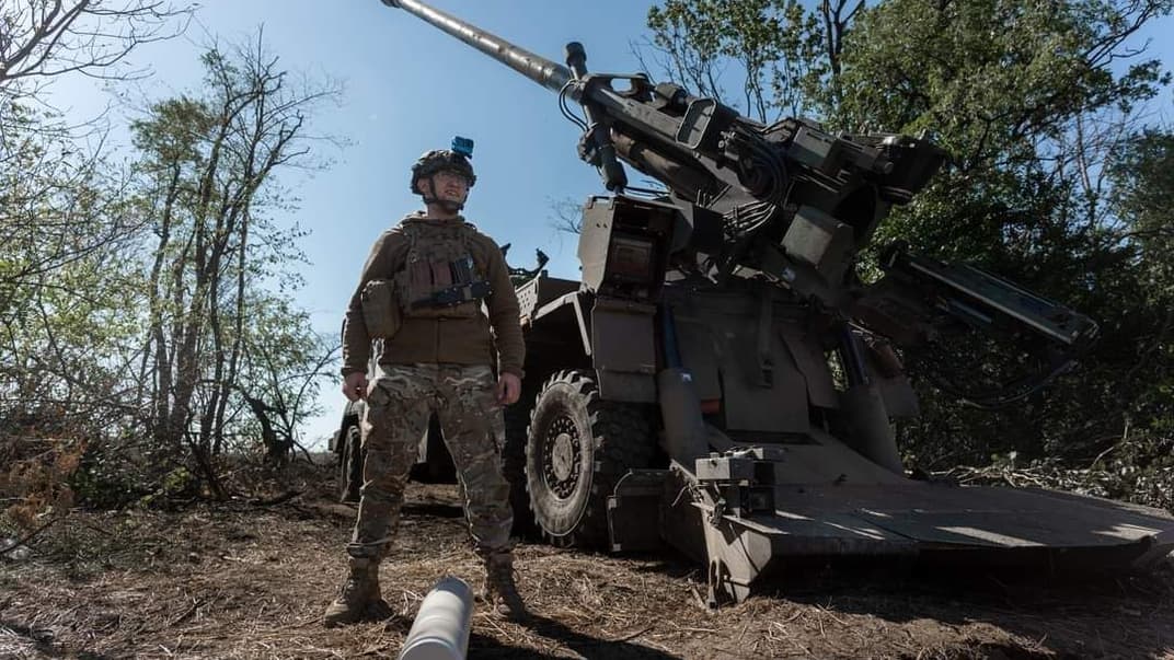 Украинский военный и техника на поле боя. Иллюстративное фото