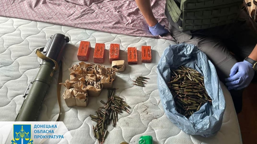 Арсенал зброї, знайдений під ліжком експоліцейського з Торецька