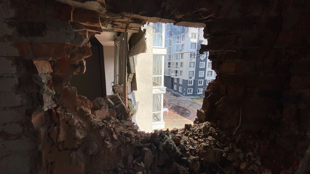 Стіна будинку Каті Бородіної у Бучі, в яку потрапив російський снаряд