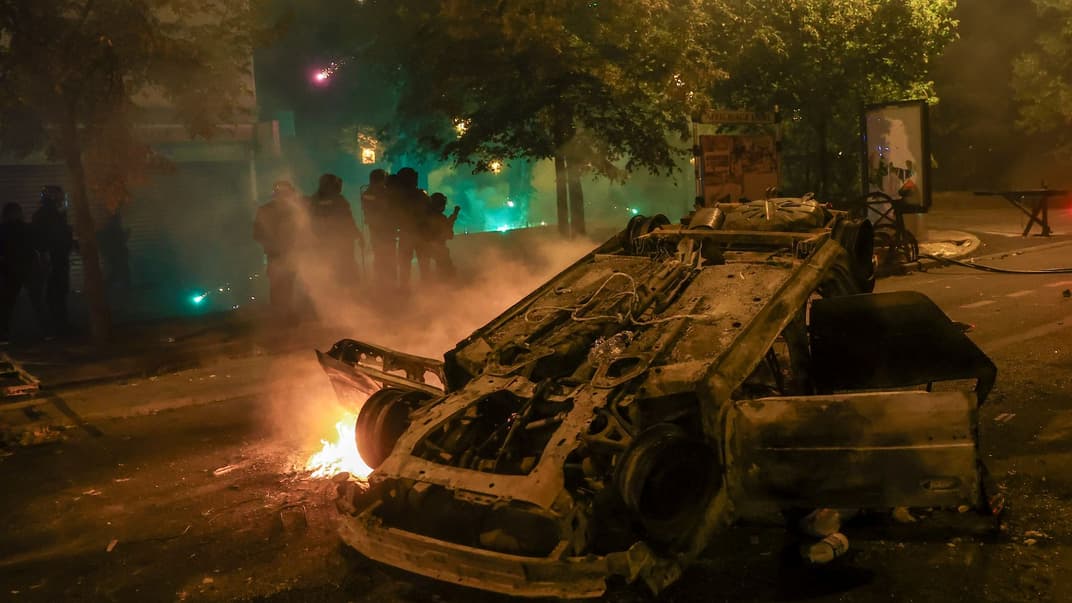 Автомобиль горит в третью ночь протестов, вызванных убийством полицейским 17-летнего подростка в парижском пригороде Нантер, Франция, 30 июня 2023 года