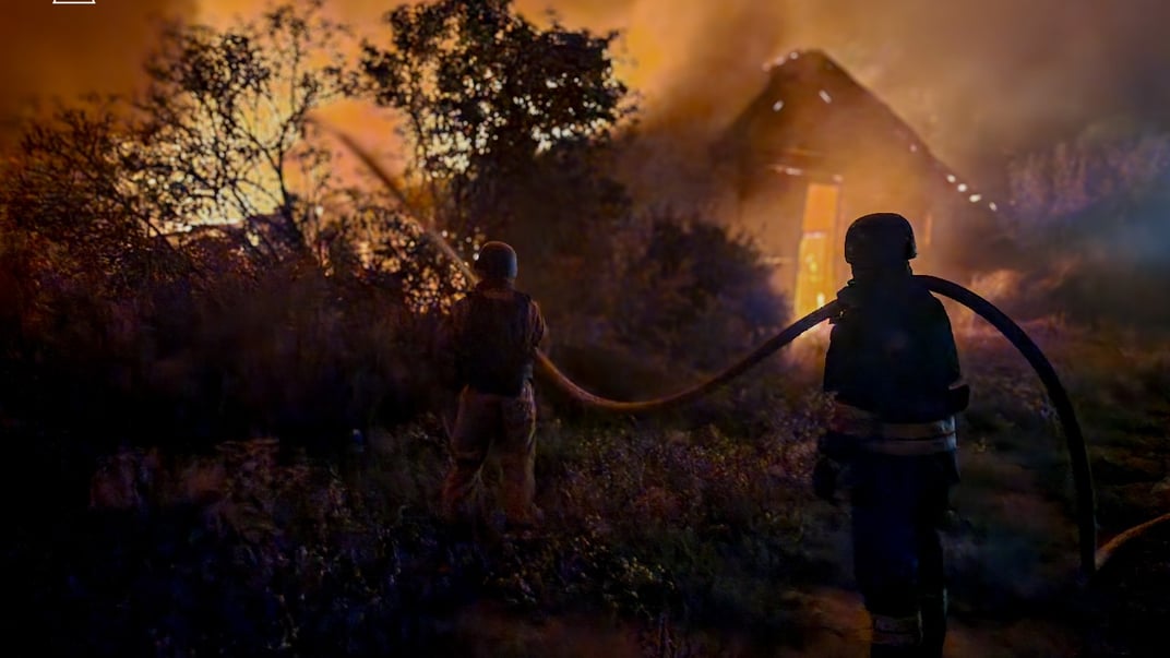 Спасатели ликвидируют последствия ночной атаки россиян на Сумскую область, 23 августа 2025 года