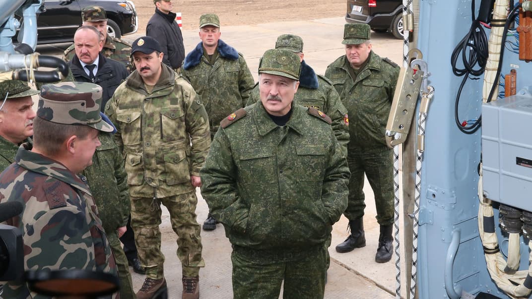 На думку Лукашенка, студентів можна відправляти в армію на кілька місяців під час літніх канікул