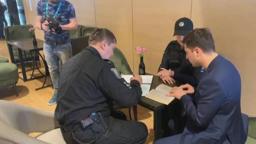 Зеленському виписали адмінпротокол за показ бюлетеня