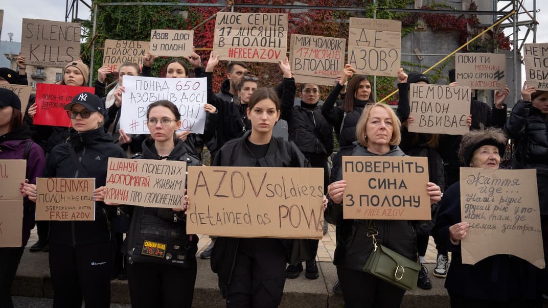 Родственники бойцов «Азова», взятых в плен во время захвата россией Мариуполя, требуют освободить их на акции в Киеве, 18 октября 2023 года