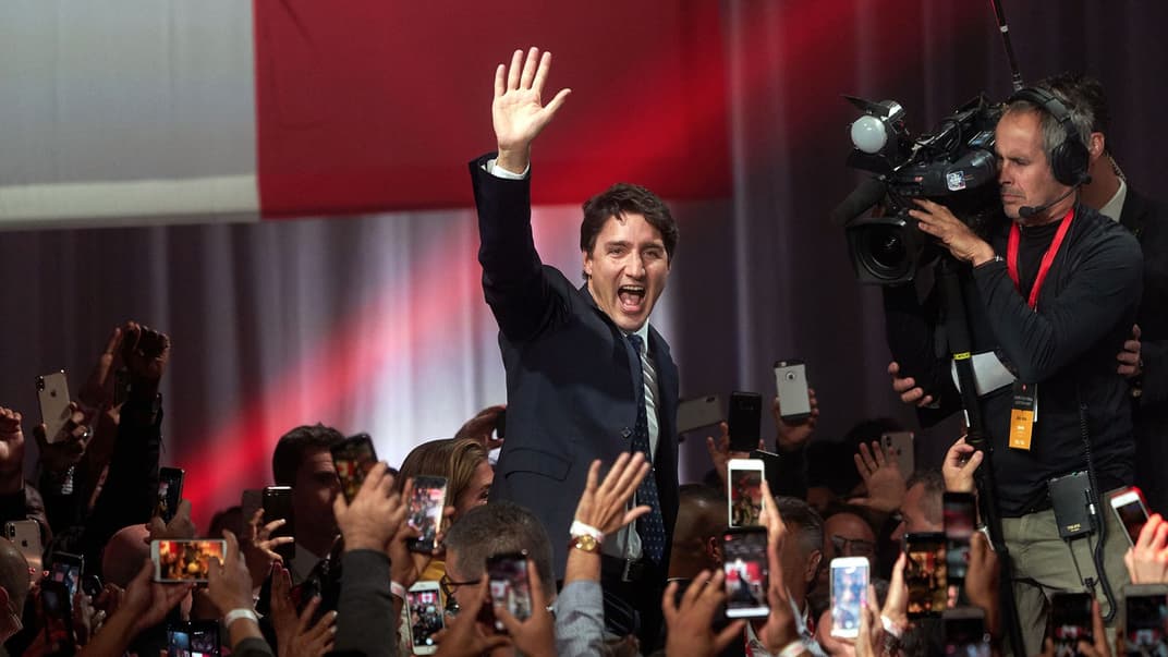 Премьер-министр Канады и лидер Либеральной партии Джастин Трюдо приветствует сторонников и радуется победе на выборах в Монреале, Квебек, Канада, 21 октября 2019 года