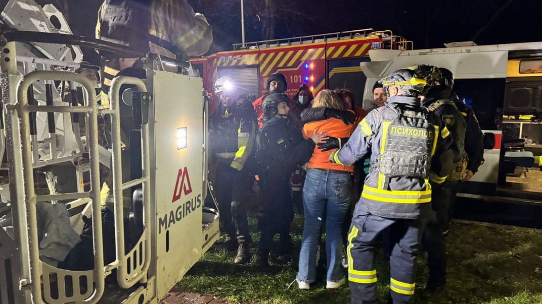 У Запоріжжі з-під завалів врятували двох жінок У Запоріжжі з-під завалів врятували двох жінок