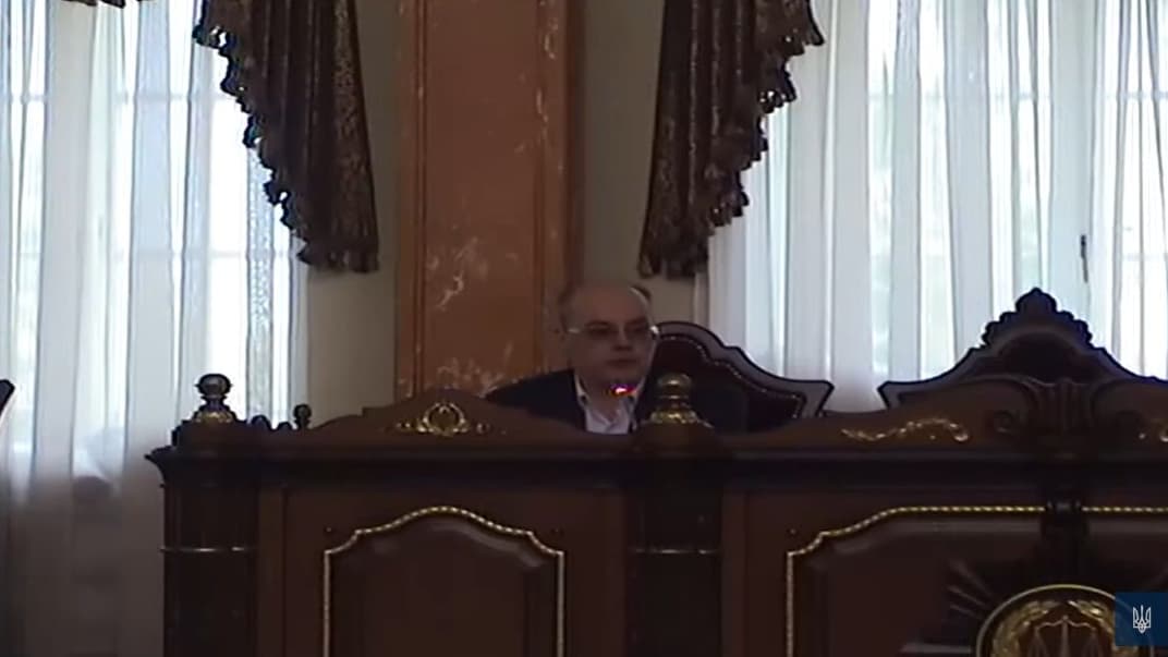 Секретарь Пленума Верховного Суда Дмитрий Луспеник выступает в зале, 16 мая 2023 года