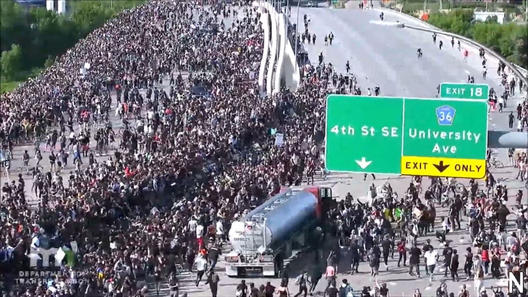 Грузовик-цистерна въехал в толпу людей во время массовой акции протеста против расизма и полицейского произвола в Миннеаполисе, штат Миннесота, США, 31 мая 2020 года. От наезда никто из протестующих не пострадал