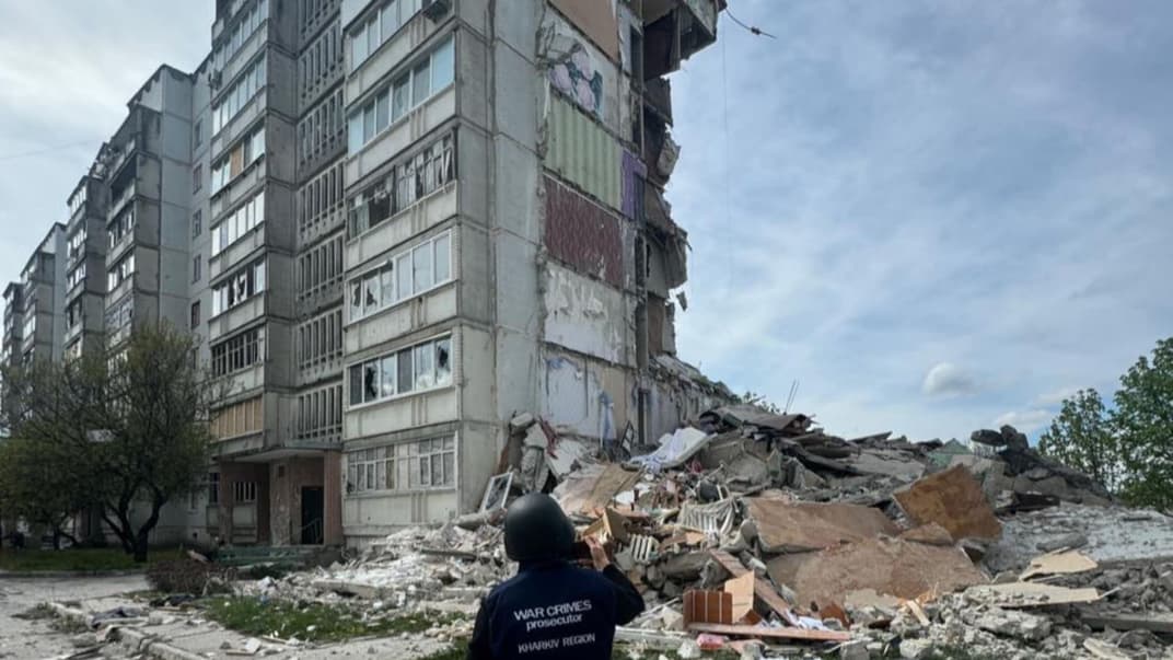 Пошкоджена російським ударом дев'ятиповерхівка у Вовчанську