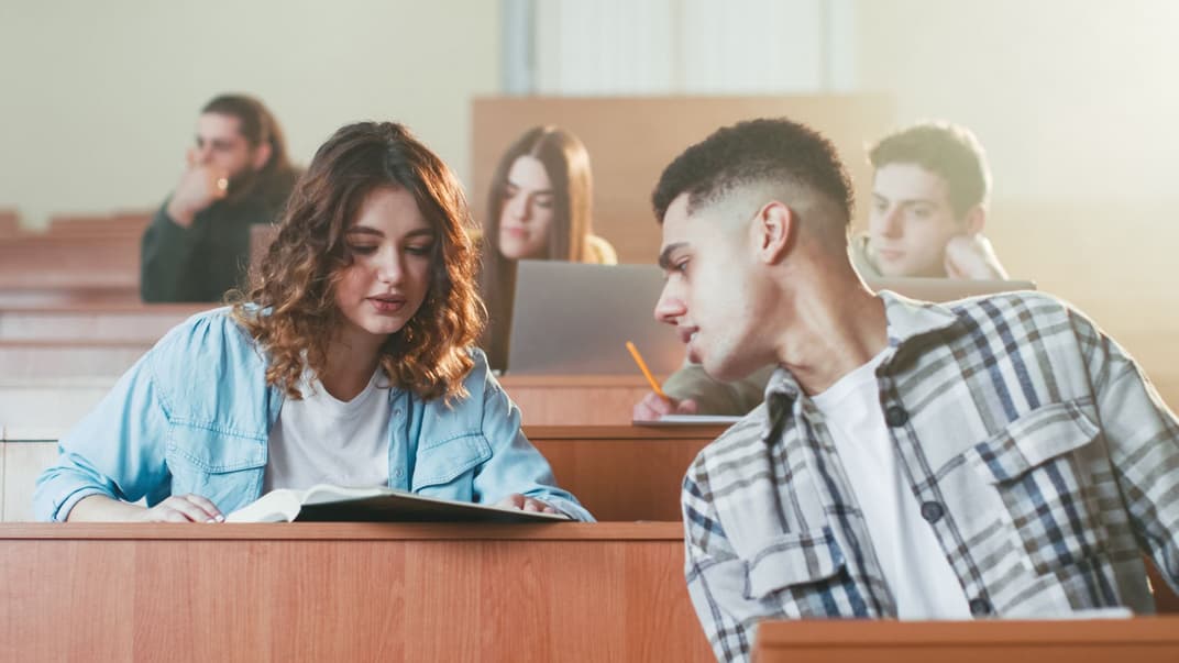 Студенты в аудитории — стоковое фото