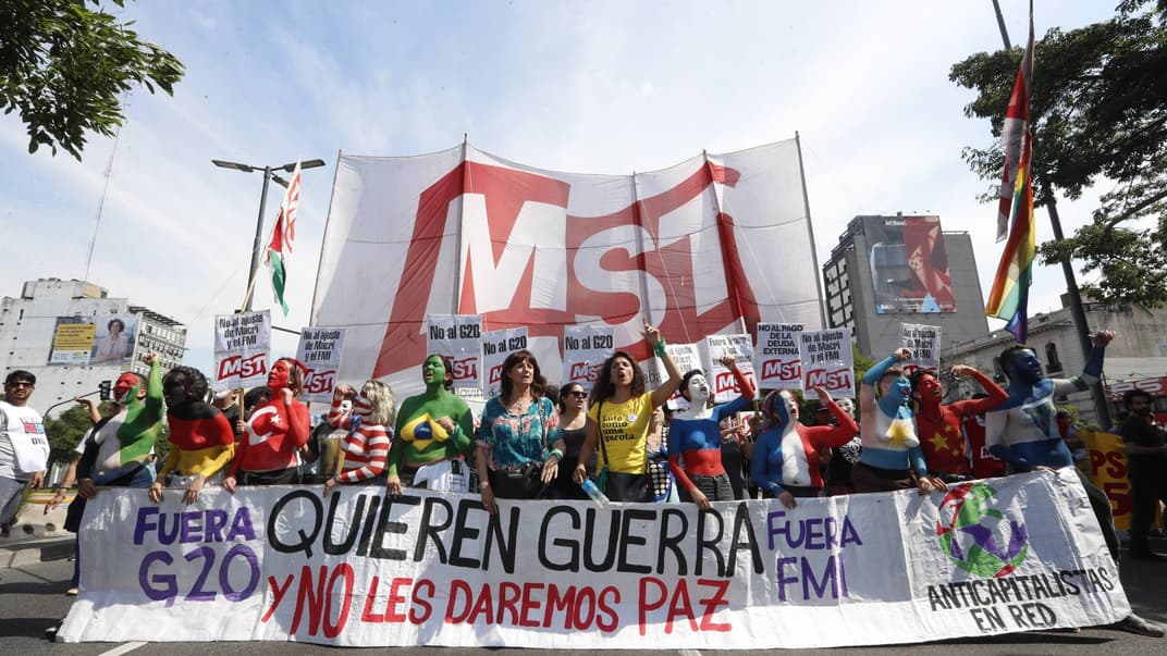 Прихильники Руху безземельних трудящих (MST) беруть участь в протестах проти саміту G20 в Буенос-Айресі, Аргентина, 30 листопада 2018 року.