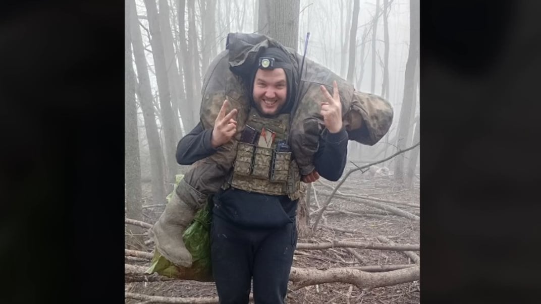 В Сумской области пленили раненого оккупанта-белоруса. Военный пронес его на руках 10 км по заминированным полям (ВИДЕО)