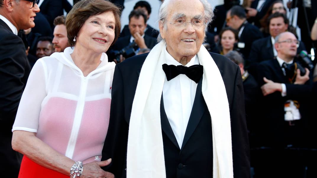 Французький композитор Мішель Легран (R) та дружина Маха Меріл (L) приїхали на показ фільму «Les Fantomes d'Ismael» (Примари Ісмаїла) та церемонію відкриття 70-го щорічного Каннського кінофестивалю в Каннах, Франція, 17 травня 2017 року