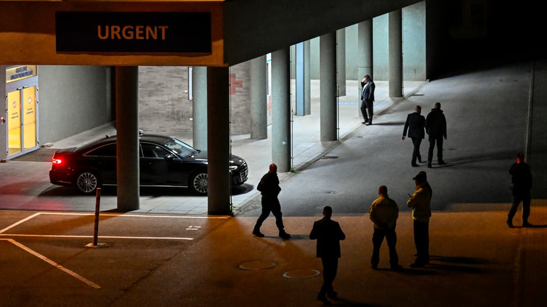 Полиция и чиновники у входа в отделение больницы, где находится раненый премьер-министр Словакии Роберт Фицо, в городе Банска-Быстрица, 15 мая 2024 года