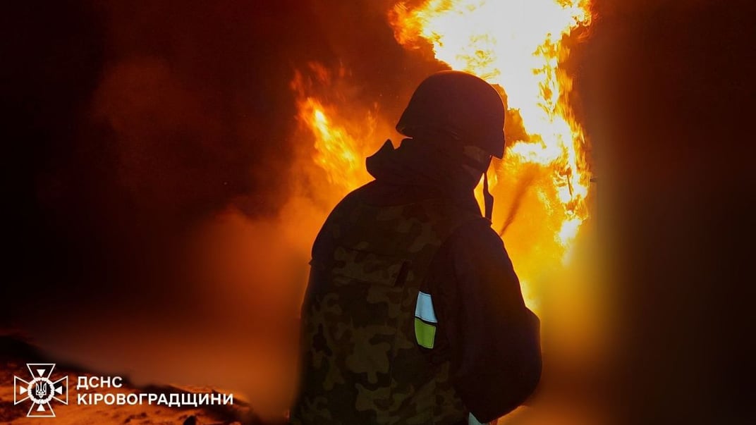 Надзвичайники ліквідовують пожежу після обстрілів рф, 24 жовтня 2025 року