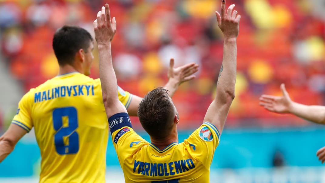 Игрок сборной Украины по футболу Андрей Ярмоленко радуется забитому в ворота Северной Македонии голу, 17 июня 2021 года