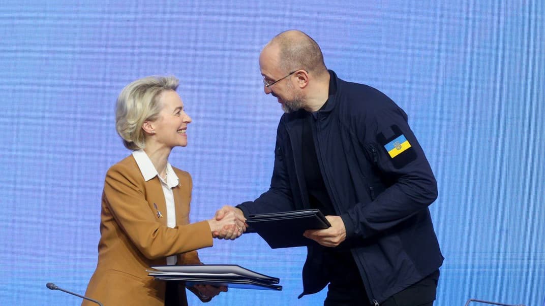 Премьер-министр Украины Денис Шмыгаль и глава Еврокомиссии Урсула фон дер Ляйен после подписания соглашения о присоединении Киева к программе «Единый рынок» и меморандума о стратегическом партнерстве в ряде отраслей, Киев, 2 февраля 2023 года