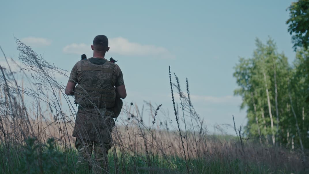 Боец 57-й ОМБр на позиции под Волчанском Харьковской области