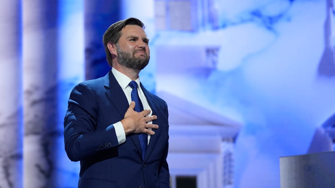 Джеймс Дэвид Вэнс стоит на сцене после речи на съезде Республиканской партии США в Милуоки