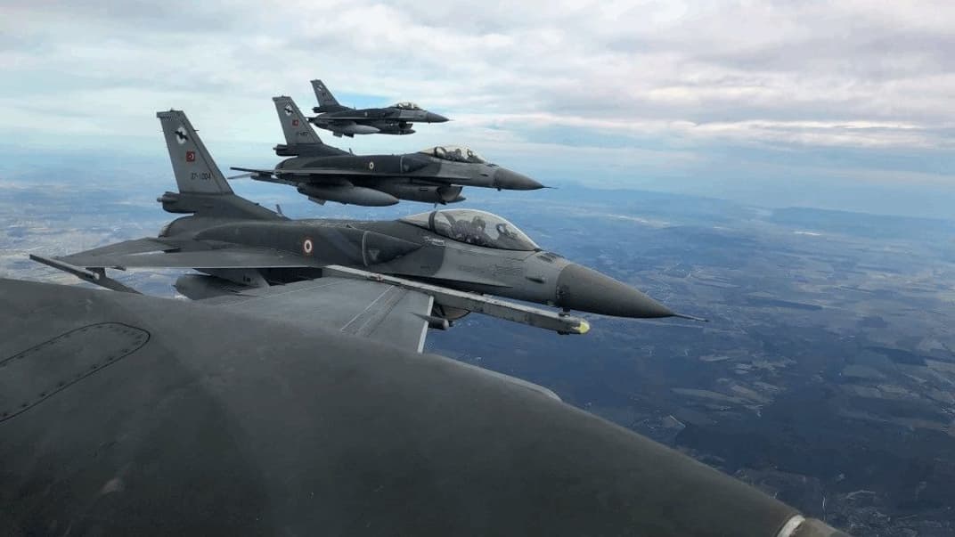 Чотири турецькі F-16 над Румунією 1 грудня 2023 року. Ілюстративне фото