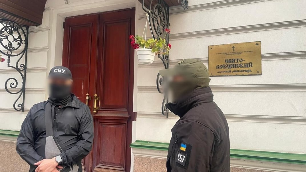 Співробітники СБУ на території монастиря УПЦ МП у Києві, 18 вересня 2024 року